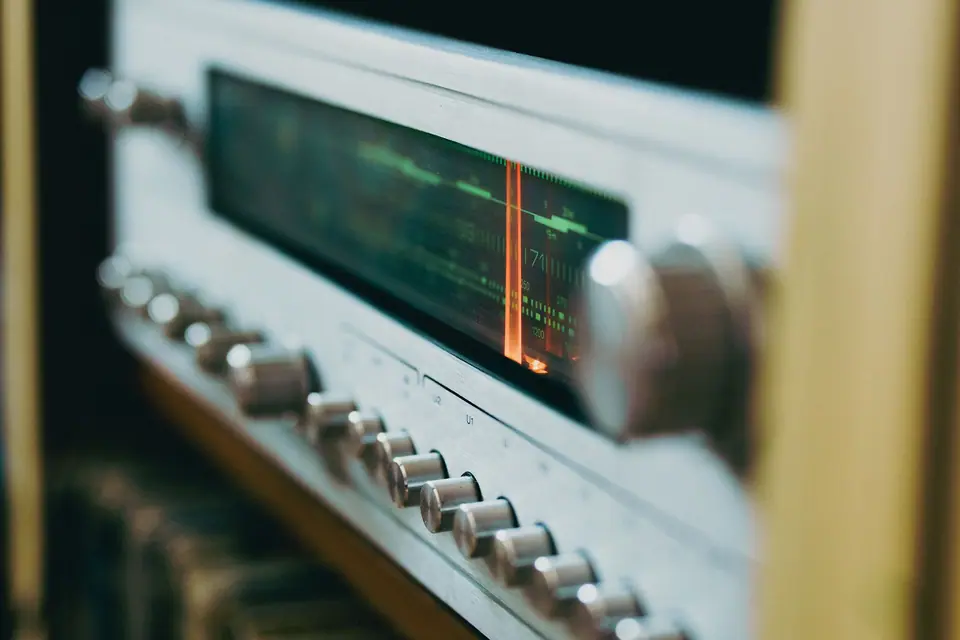 Eski radyo-alıcının kadranı. Ibreyi çevirdikçe istasyonlar arasındaki parazit de