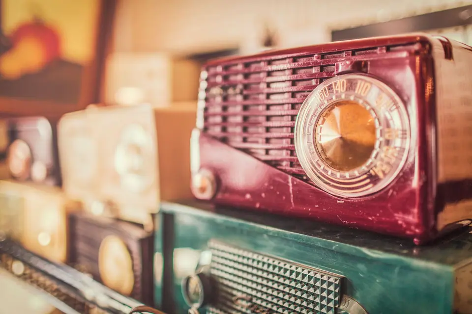 Kırmızı bakalit radyo. Lambaları değiştirdim, kasası olduğu gibi kaldı. Sıcak bi