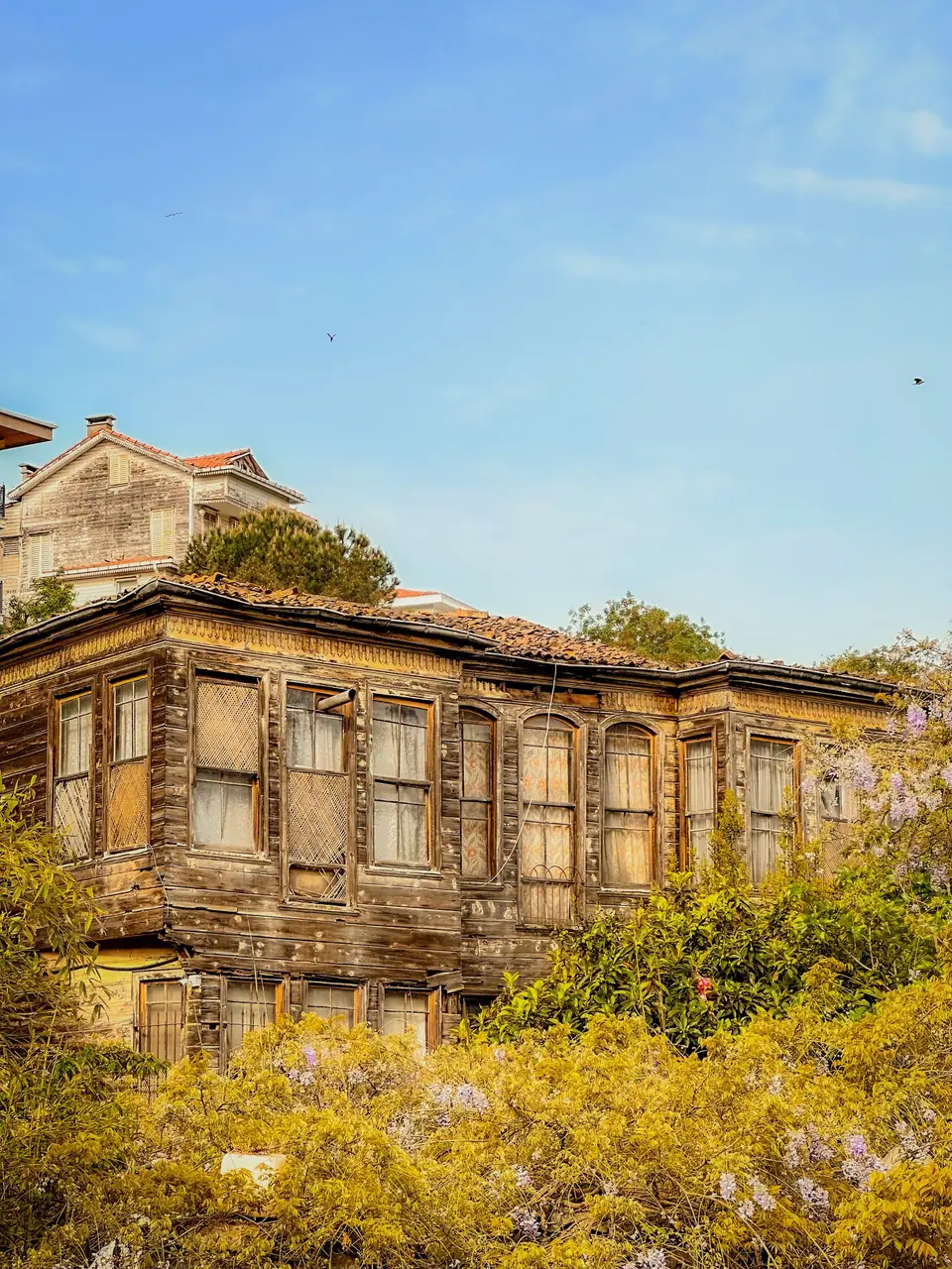 Çıkmalı ahşap bir ev, ikinci kat sokağa uzanıyor. Restorasyon iskelesi kalkmadan